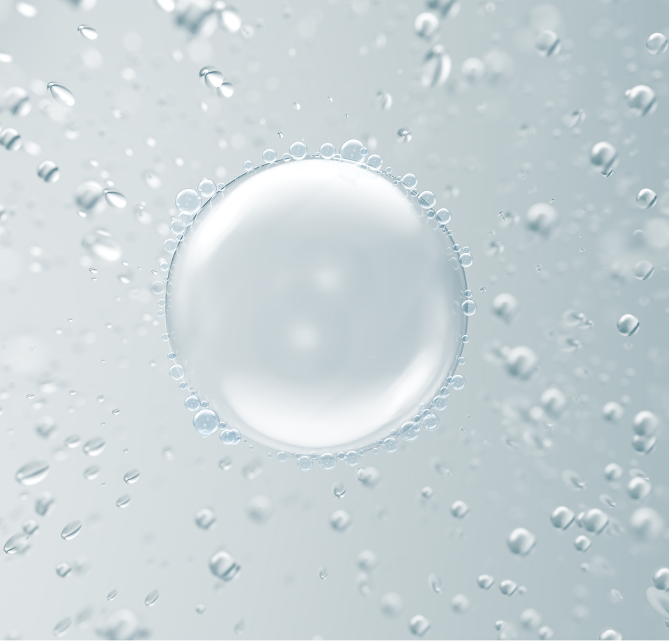 Campioni di crema bianca e gel dorato, con bolle galleggianti, su una superficie dorata.