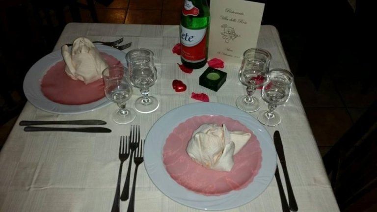 tavolo apparecchiato per ricevimento nuziale