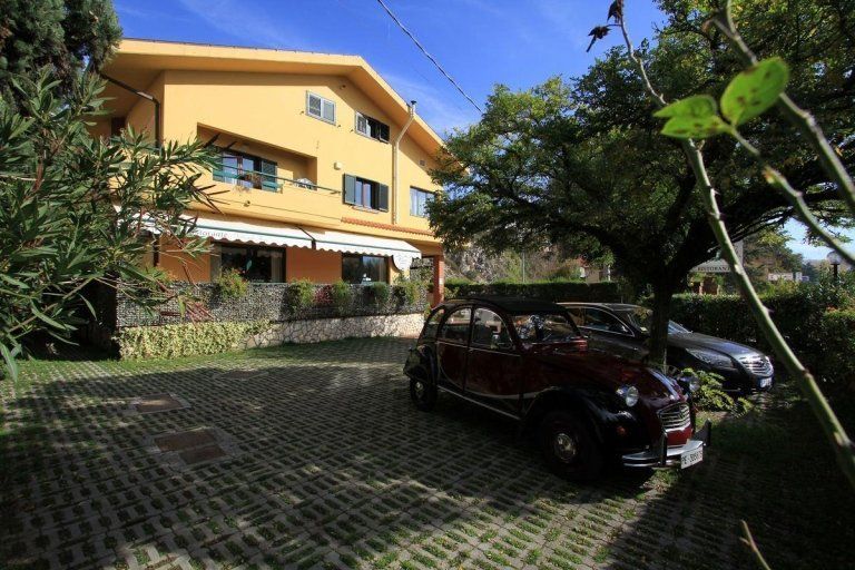 ristorante con area verde e parcheggio esterno