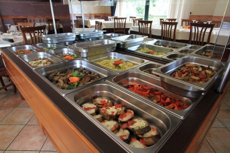 zona self service di un ristorante