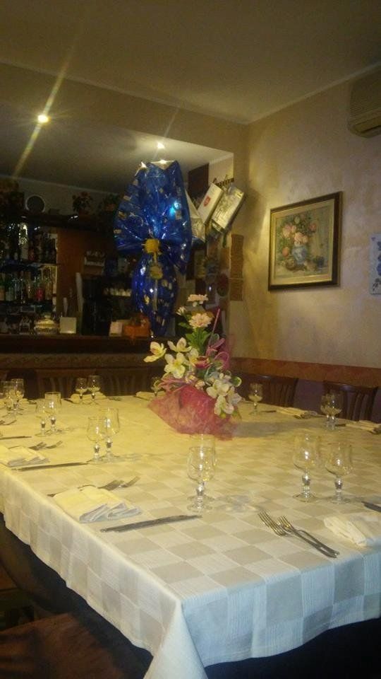 tavolo di un ristorante apparecchiato con tovaglia bianca