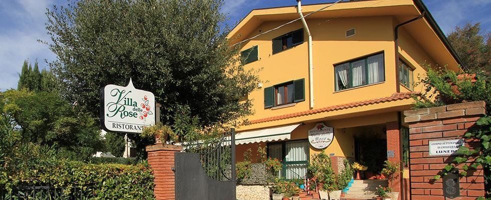 ristorante con area verde adiacente