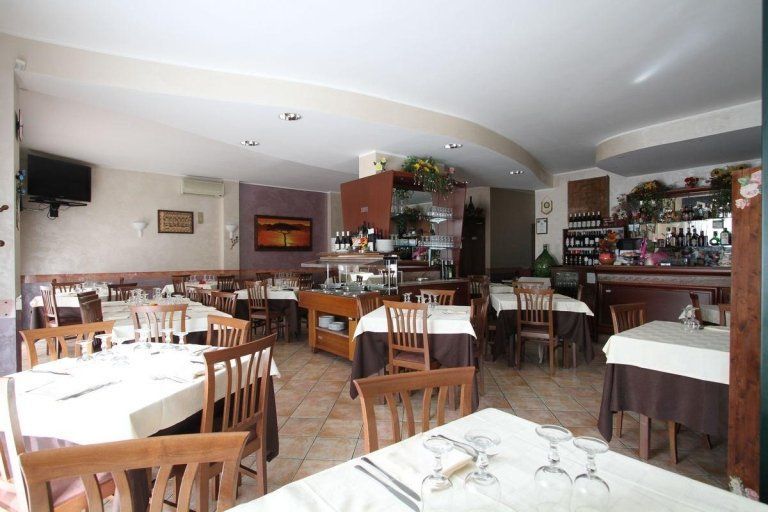 sala di un ristorante con sedie in legno