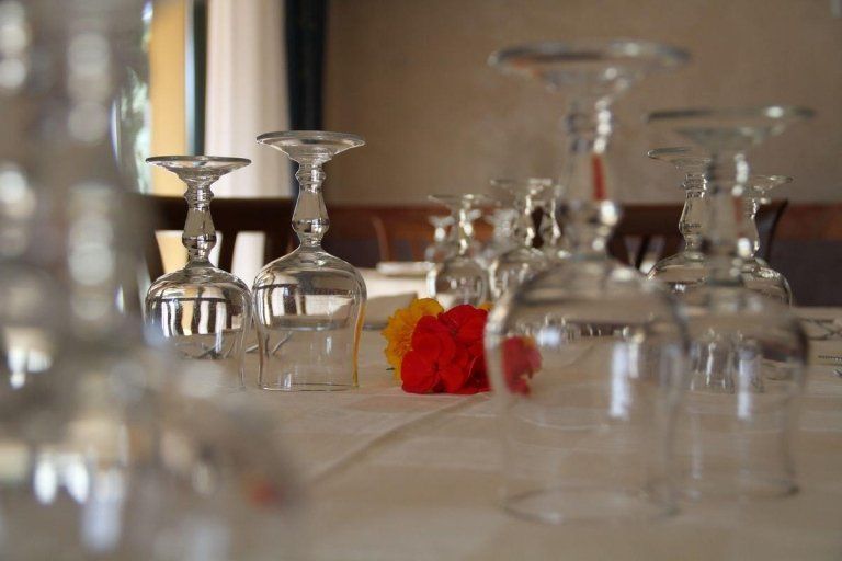 tavolo di un ristorante apparecchiato