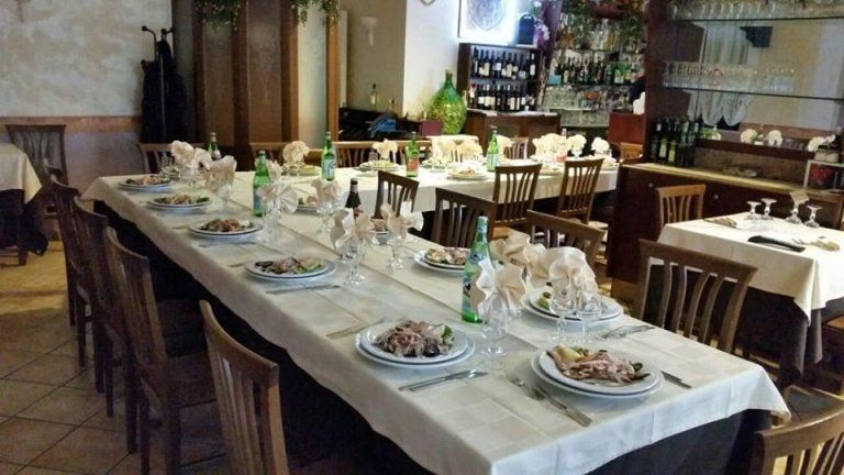 ristorante con tavoli apparecchiati per un evento