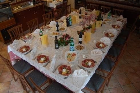 tavolo apparecchiato per un evento