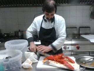 chef che prepara un'aragosta