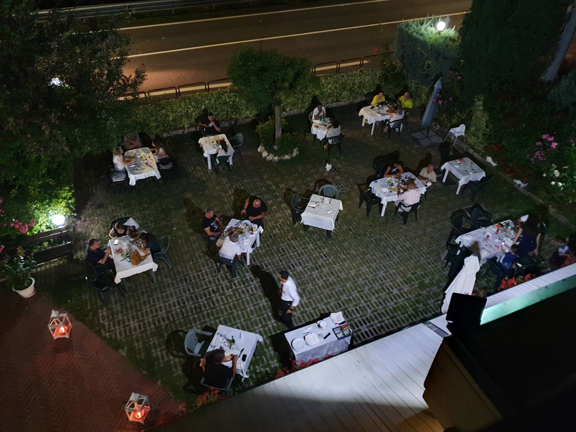 dehors di un ristorante con tavoli distanziati