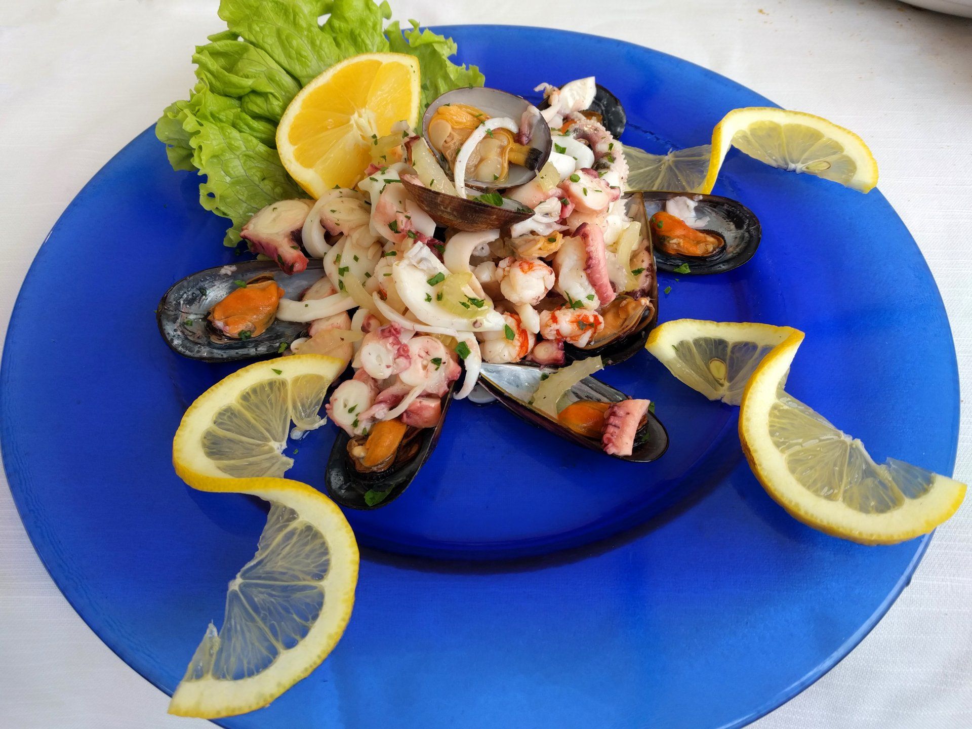 Antipasto di mare misto di crudi