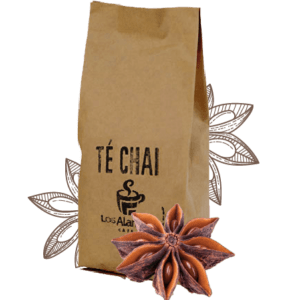 Una bolsita de té chai junto a un anís estrellado