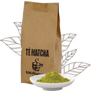 Una bolsa de té matcha junto a un tazón de matcha.