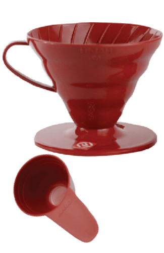 Una taza roja con asa y una cuchara roja sobre un fondo blanco.