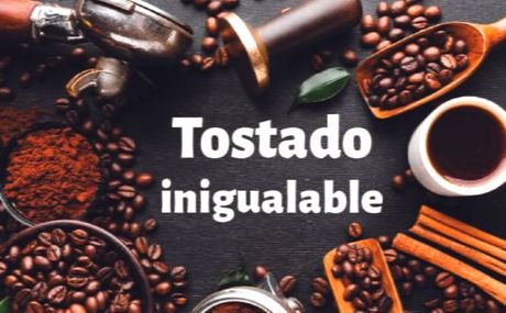 La palabra tostado está sobre un fondo negro con granos de café.