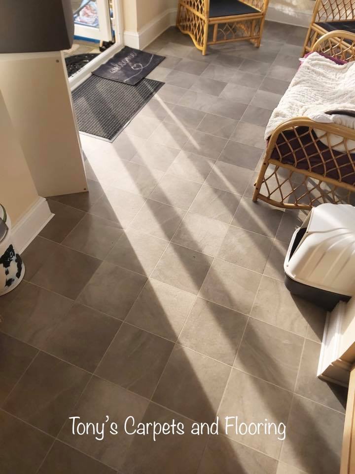 tile effect vinyl flooring that is R10 slip resistant with a cushioned backing for extra comfort lino can be fitted to kitchens, hallways, conservatory, bedroom, dining room, cloakroom, utility room,
