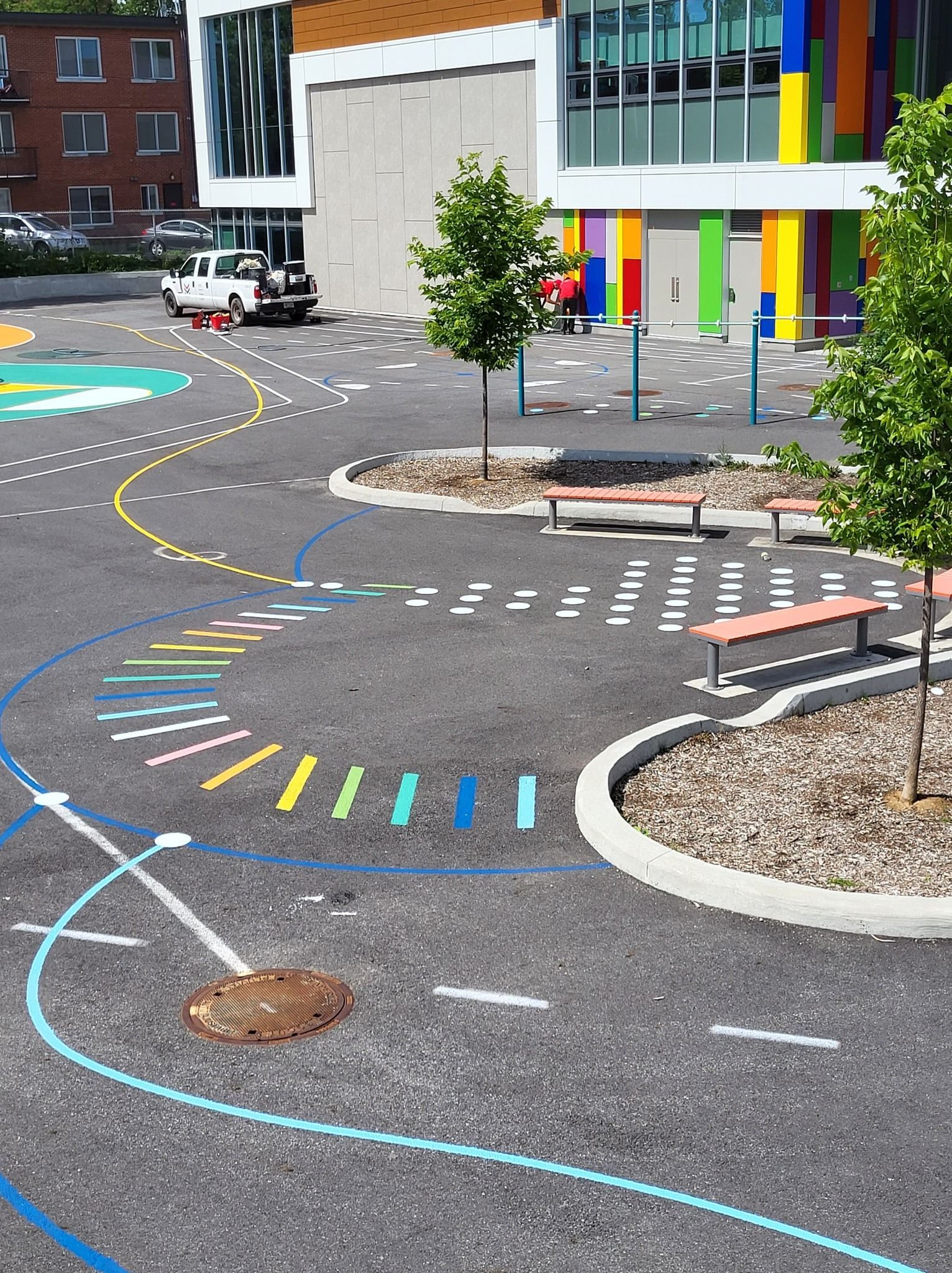 Un parking avec un bâtiment coloré en arrière-plan