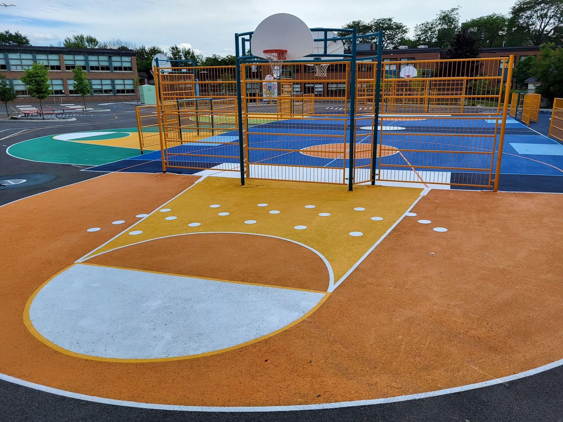 Un terrain de basket coloré entouré d'une clôture
