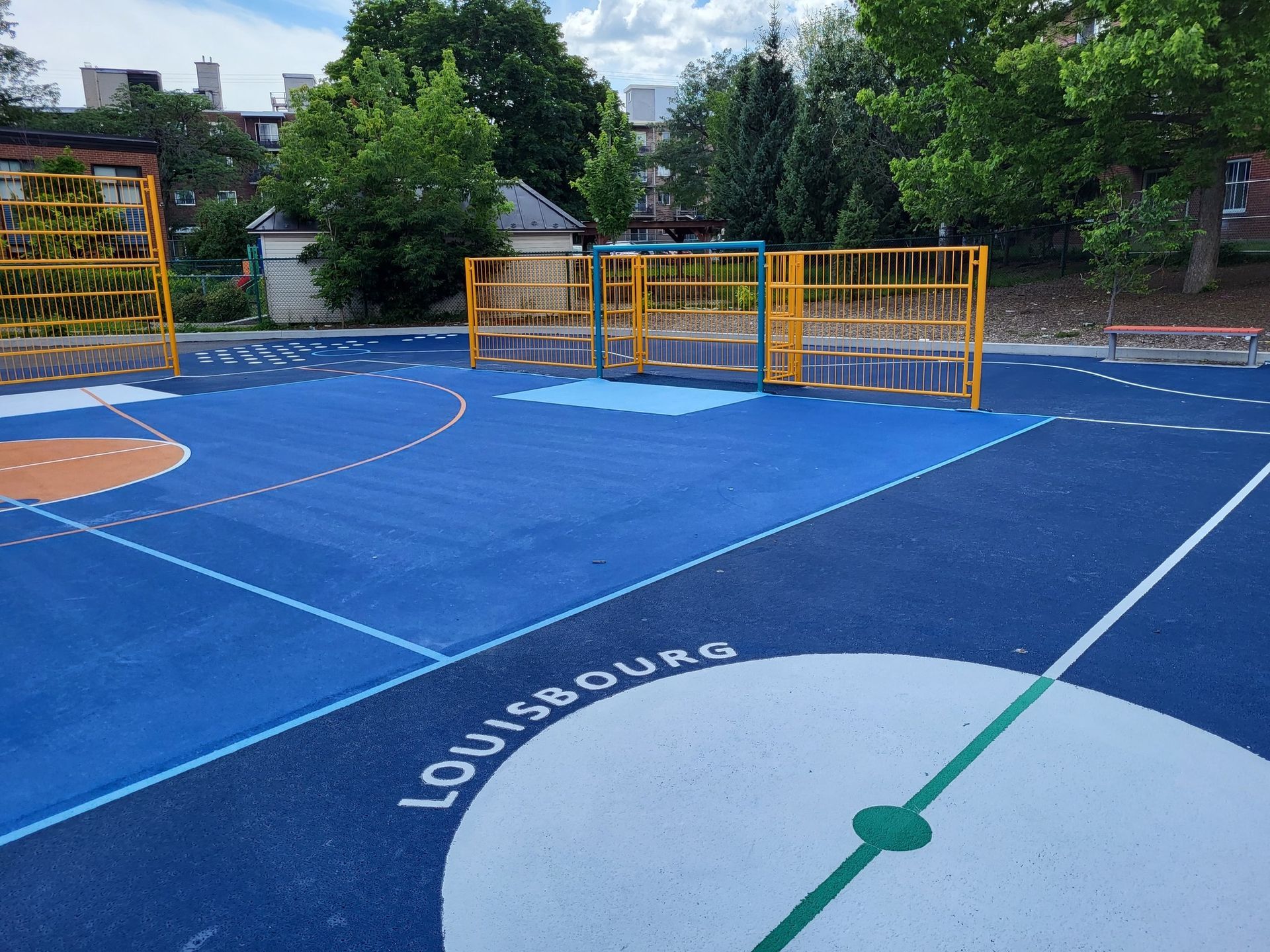 Un terrain de basket avec le mot Louisbourg peint dessus