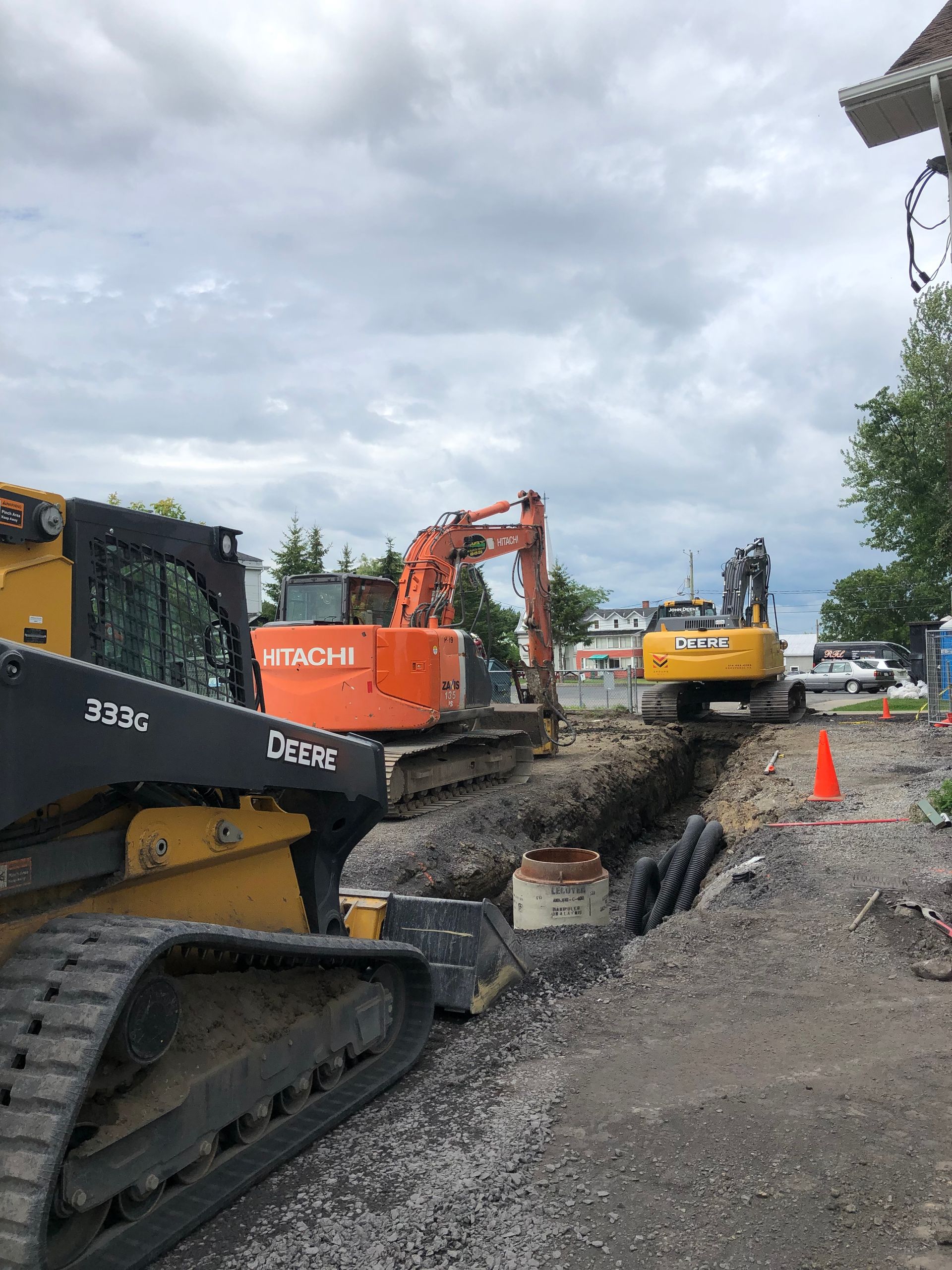 Un groupe de véhicules de construction travaille sur un chantier de construction.