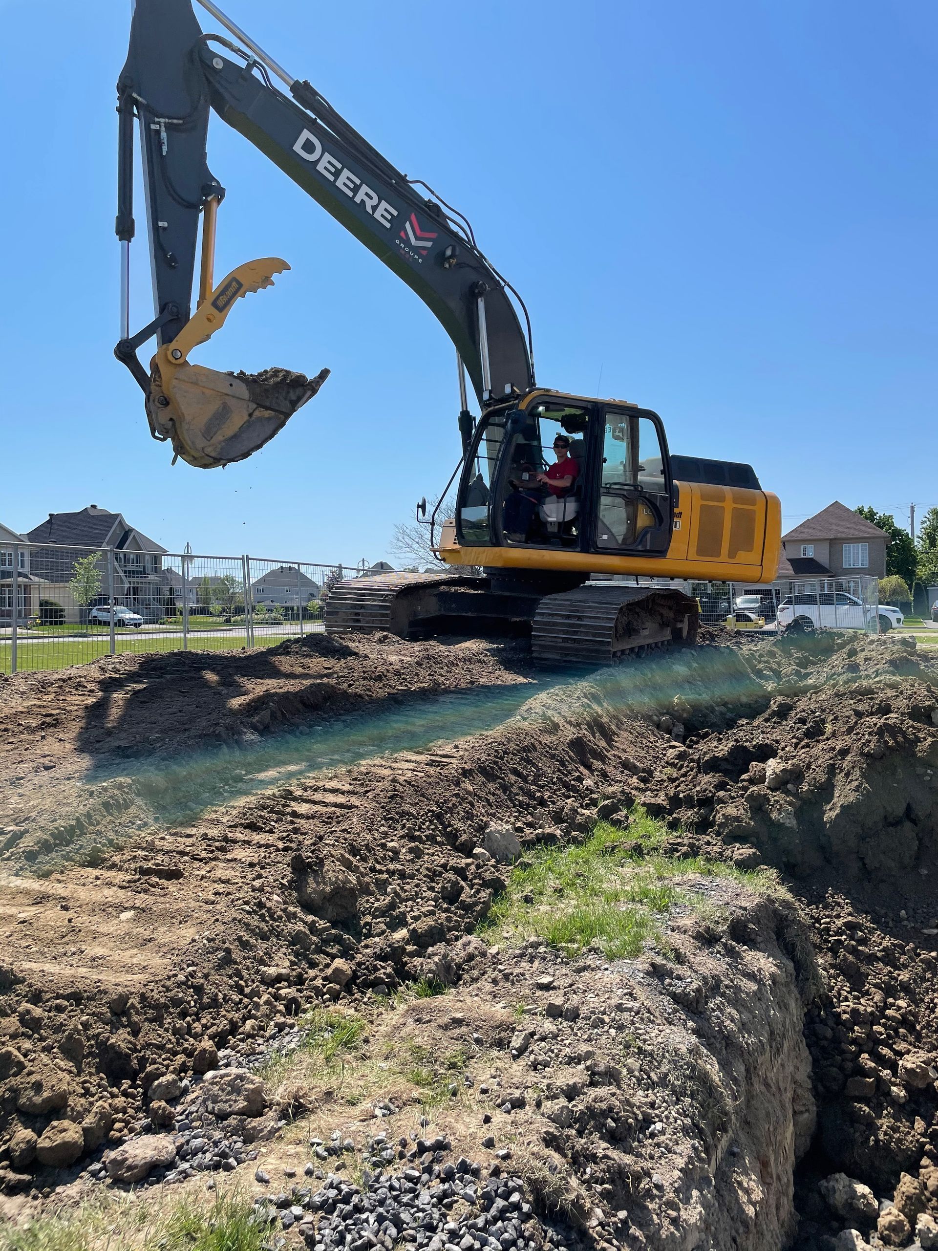 Une grande excavatrice creuse un trou dans le sol.