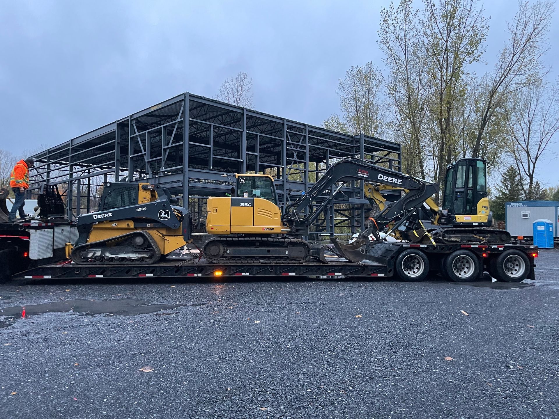 Un semi-remorque transporte quelques tracteurs sur une remorque.