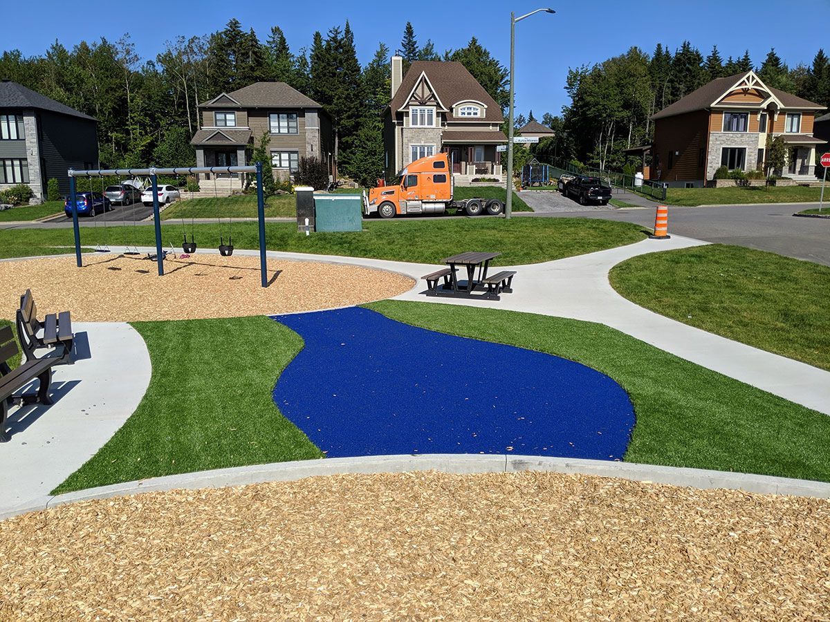 Une aire de jeux avec un cercle bleu au milieu