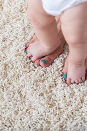 Unrecognizable Baby Walks on Her Moms Feet on the Carpet — Cairns, QLD — Big Red Carpet Shampooing