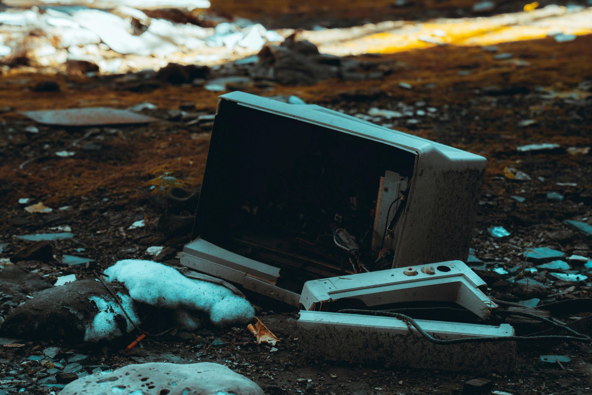 Illegally dumped electronics and TV abandoned outdoors — why proper junk disposal matters in Santee CA