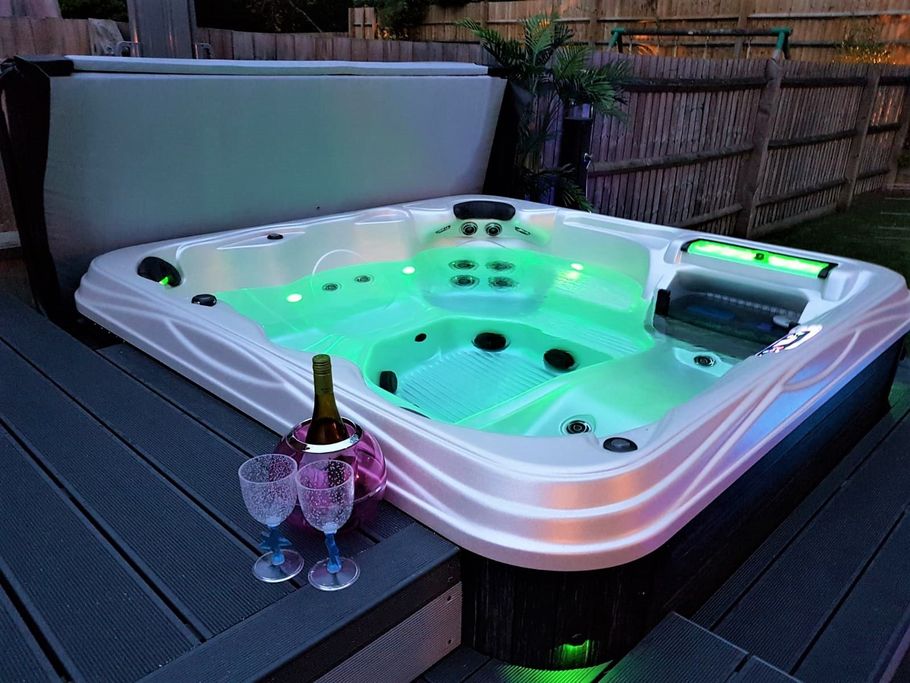 Hot Tubs in Surrey near Guildford, Leatherhead, Dorking, Weybridge