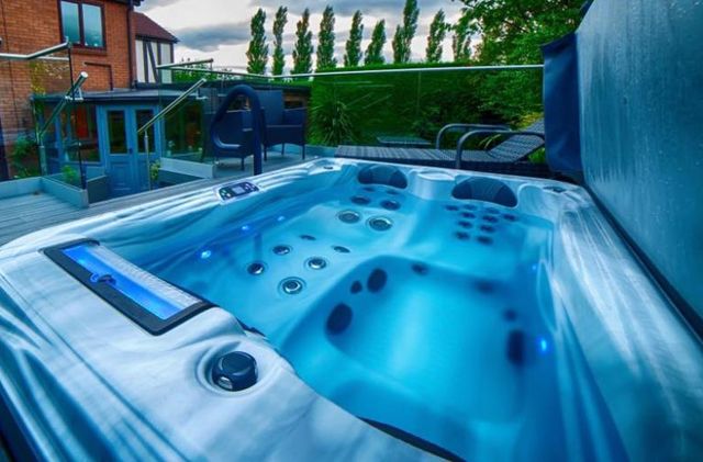 Island Spas Santa Cruz hot tub near Ascot Berks