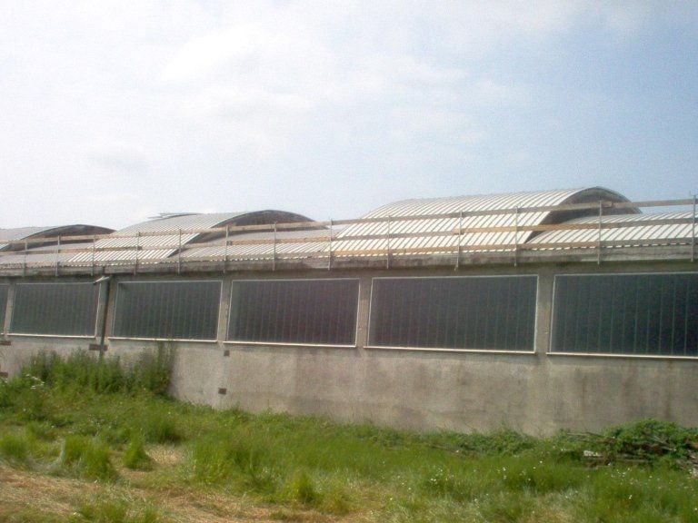 capannone con coperture contenente eternit