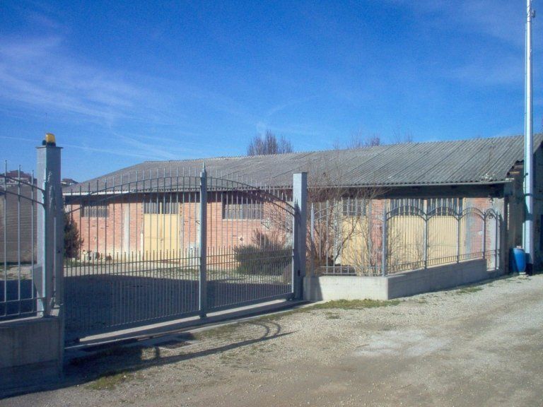 capannone con coperture di amianto