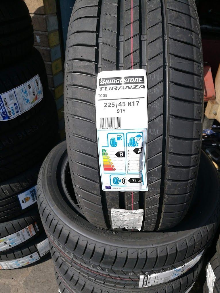 Nuovo pneumatico Bridgestone Turanza con etichetta, misura 225/45 R17, abbinato ad altri pneumatici.