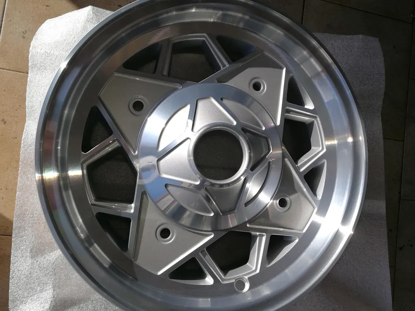 Cerchio in lega color argento con design a stella.