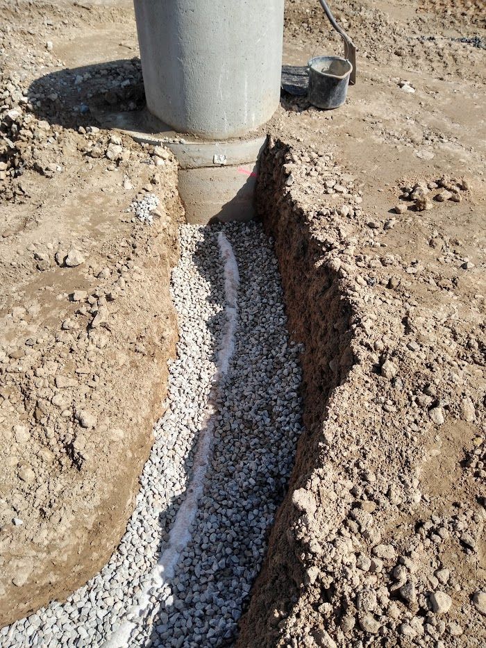 Betoninis vamzdis guli tranšėjoje