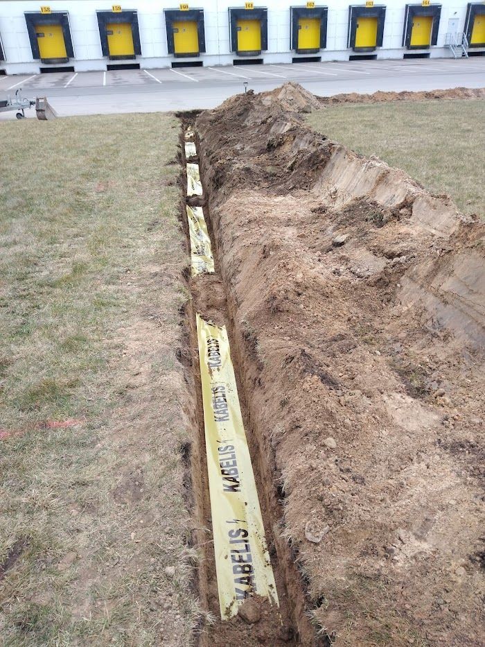 Geltona įspėjamoji juosta tranšėjoje