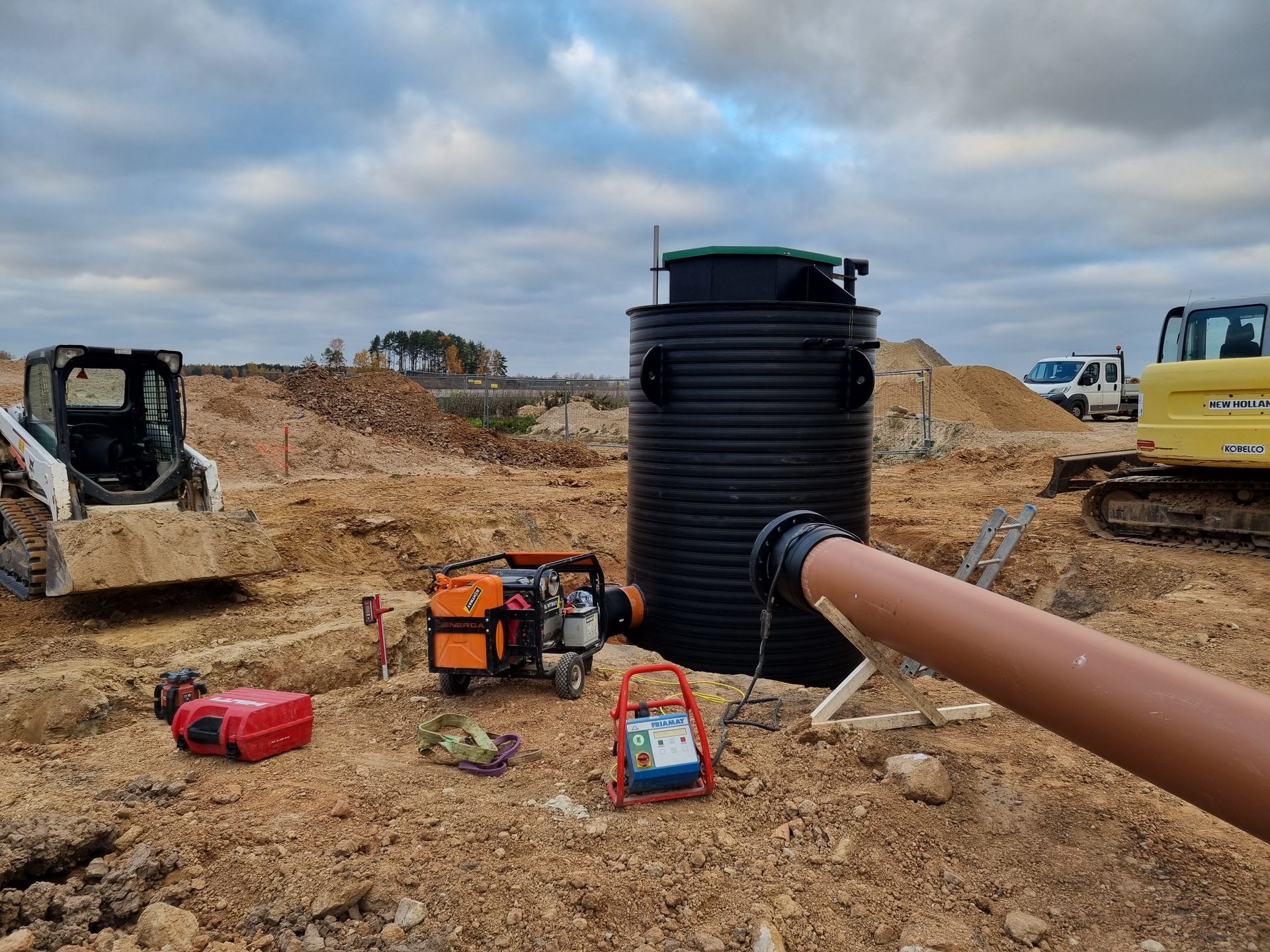 Statybvietė su geltonu buldozeriu fone