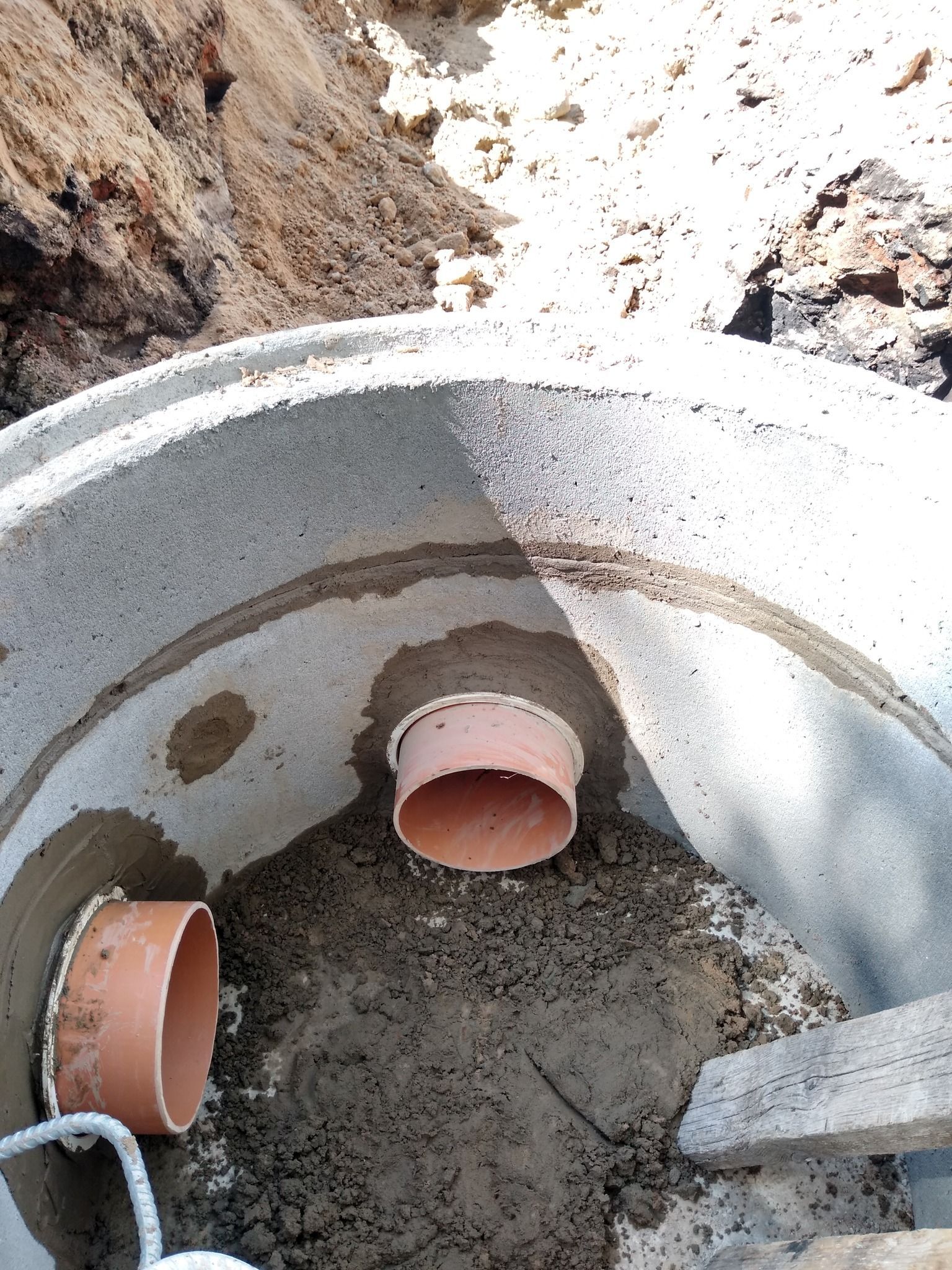 Du vamzdžiai sumontuoti rentinyje