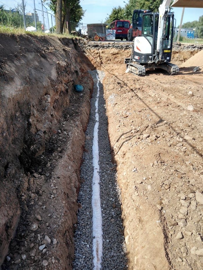 Ekskavatorius kasa tranšėją