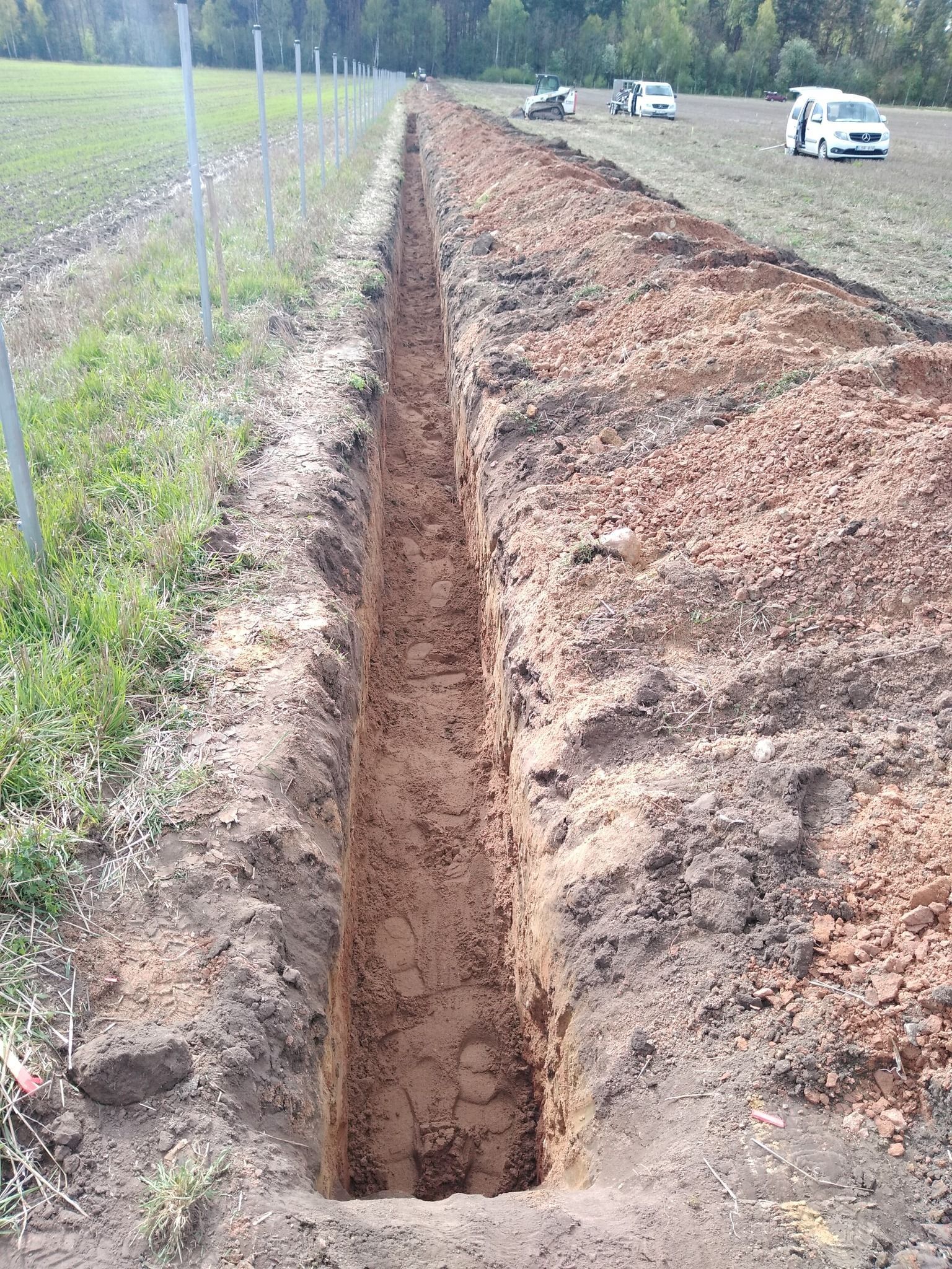 Lauko viduryje kasama tranšėja