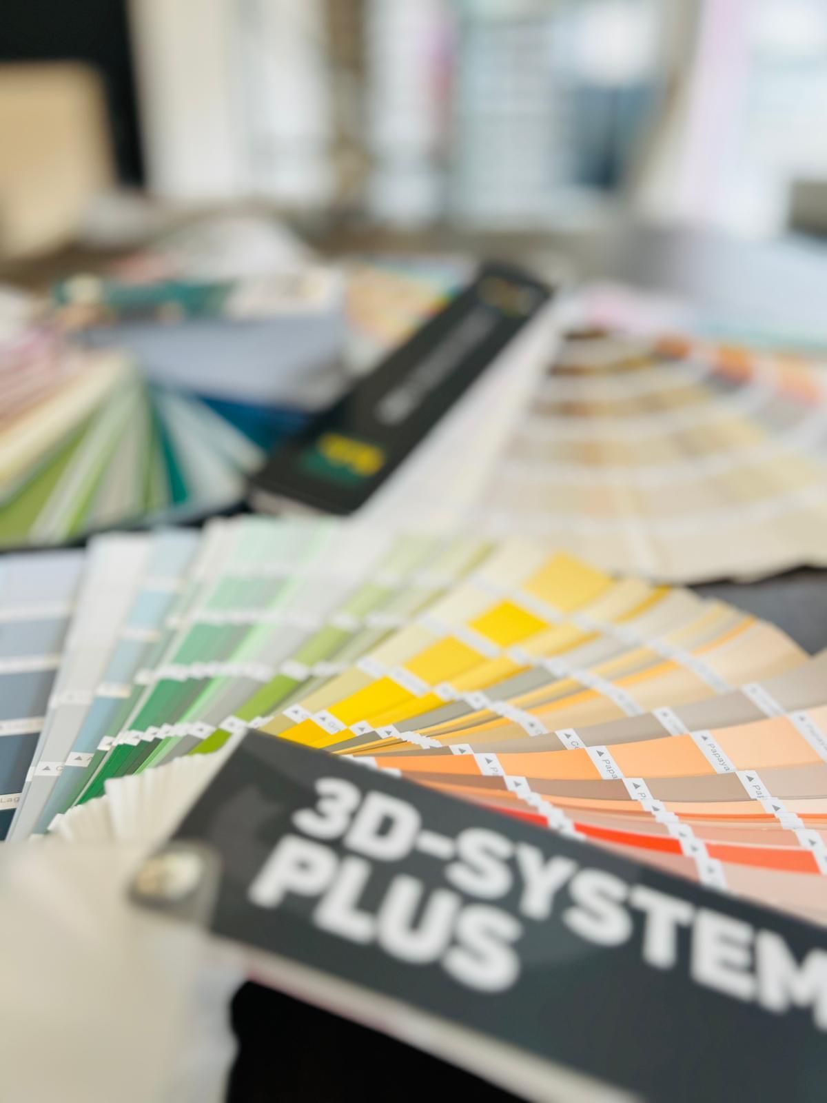 Vari articoli elettrici, tra cui fili, interruttori automatici, un motore e un multimetro, disposti su un piano di lavoro in officina.