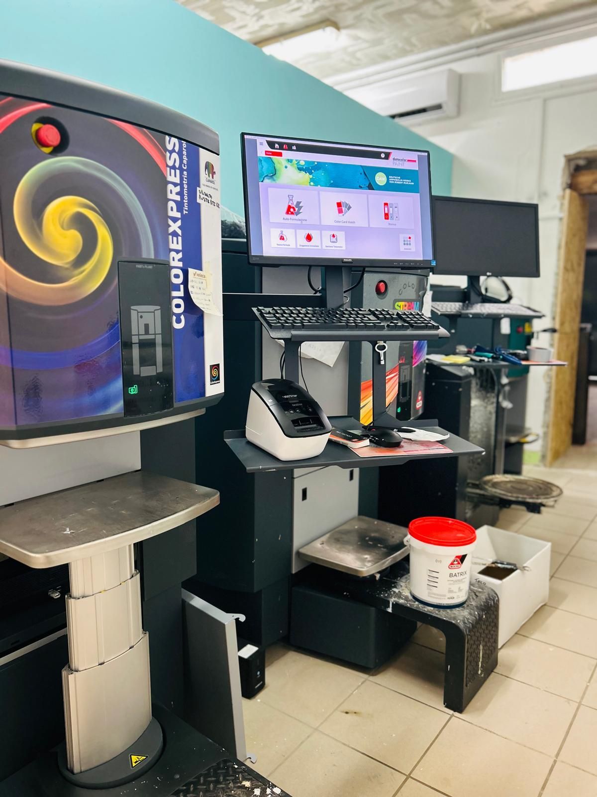 Una collezione di apparecchiature per le telecomunicazioni, tra cui antenne, parabole satellitari, radio e una console di controllo bianca.