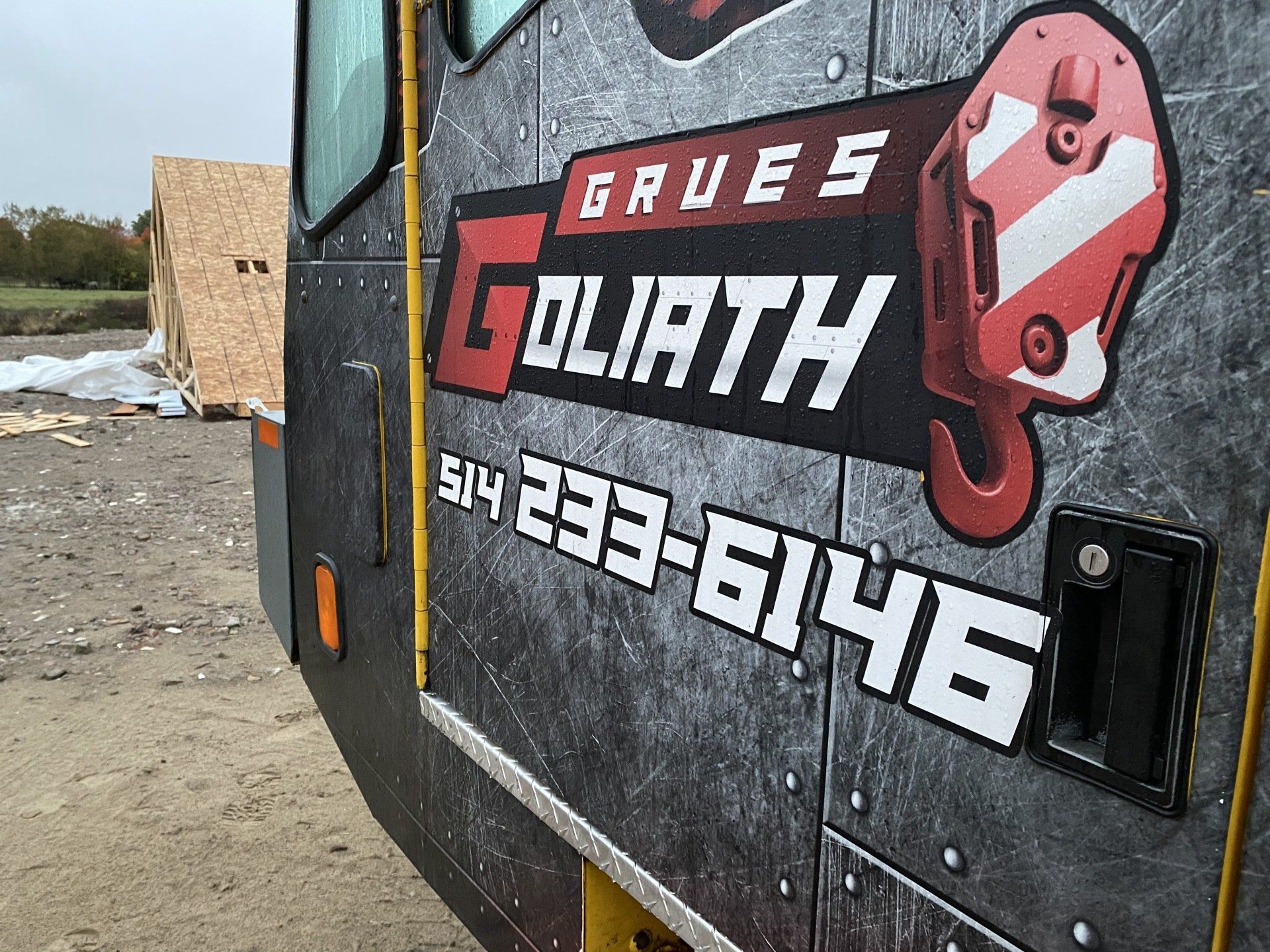 Une dépanneuse avec le nom « GOLIATH » et le numéro de téléphone 514-233-6146 sur le côté.