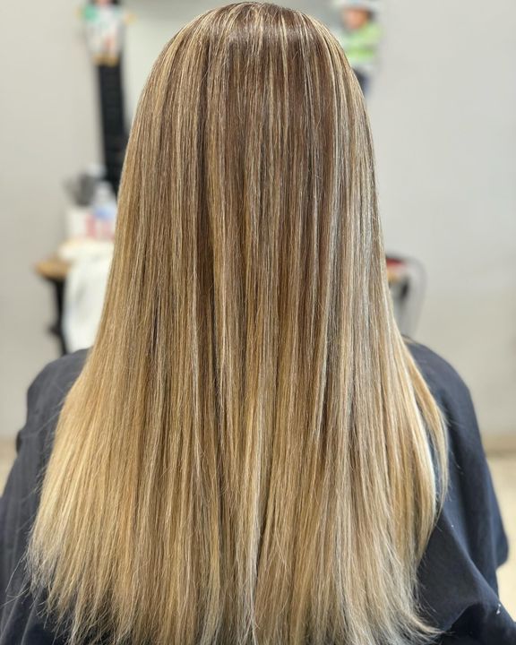 Blonde and brown highlights on straight hair, salon setting.