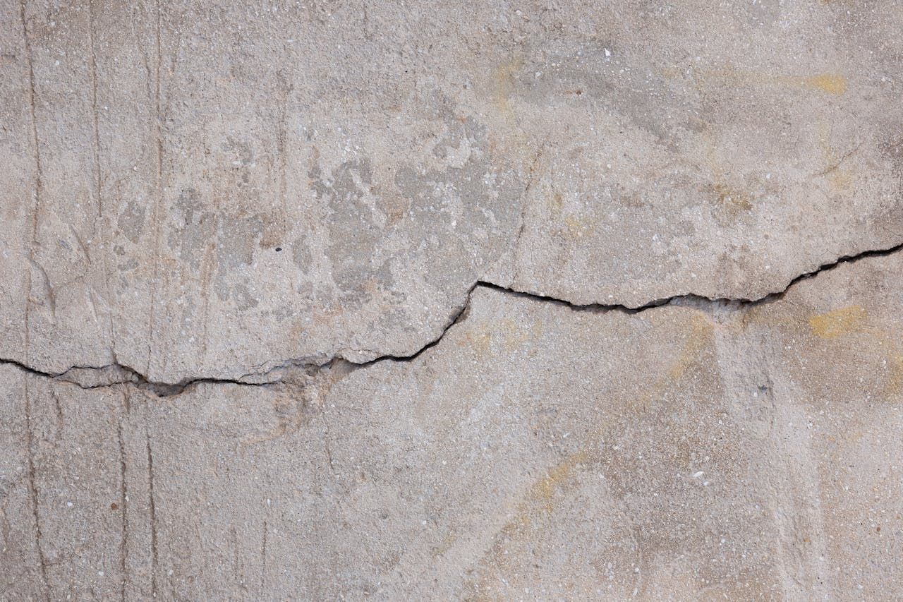 BanCal-Properties-crack-in-wall