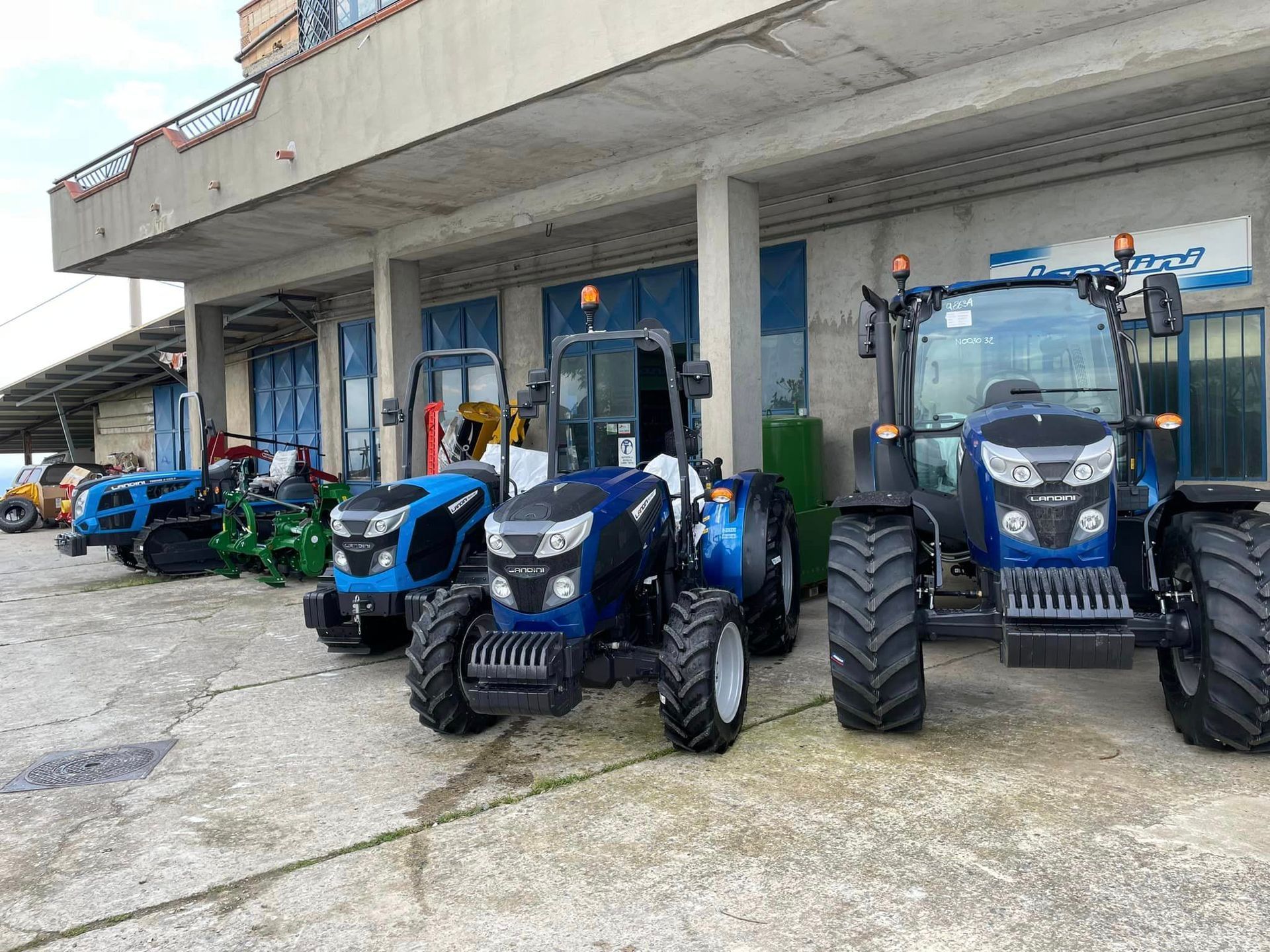 un gruppo di trattori sono parcheggiati