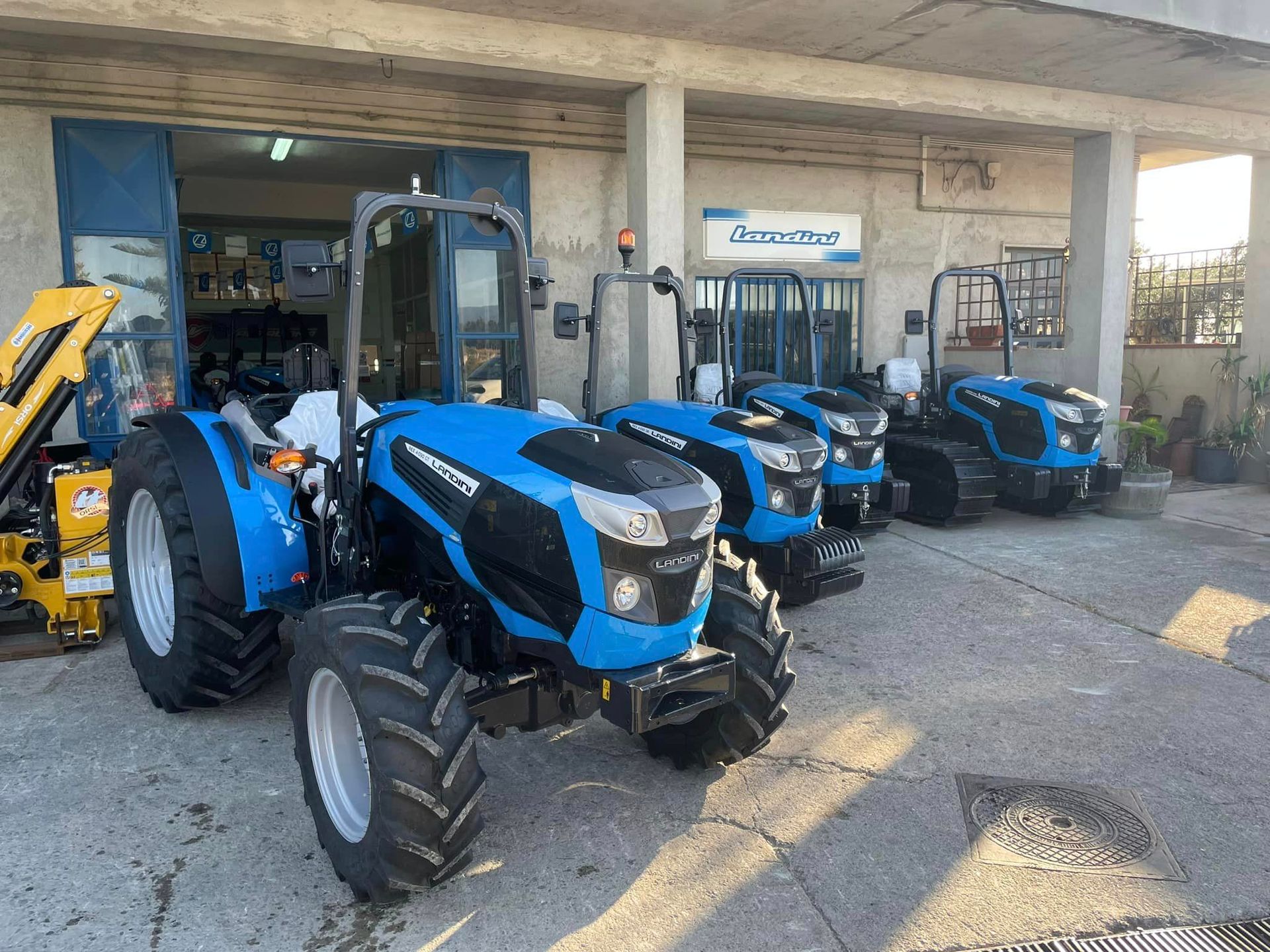 un gruppo di trattori blu e neri