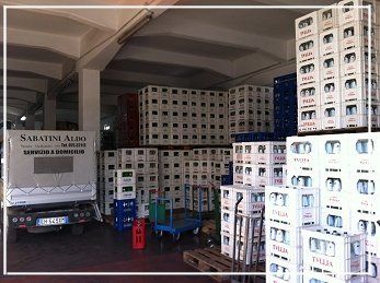 casse di acqua accatastate