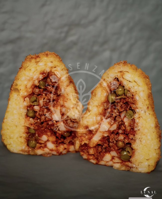 Un primo piano di un panino tagliato a metà