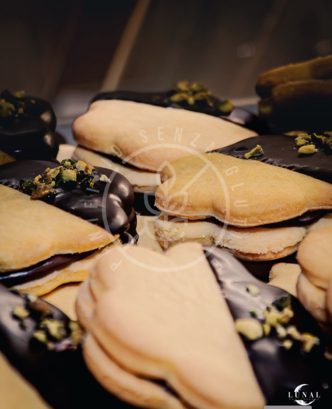 Un mucchio di biscotti con la parola 