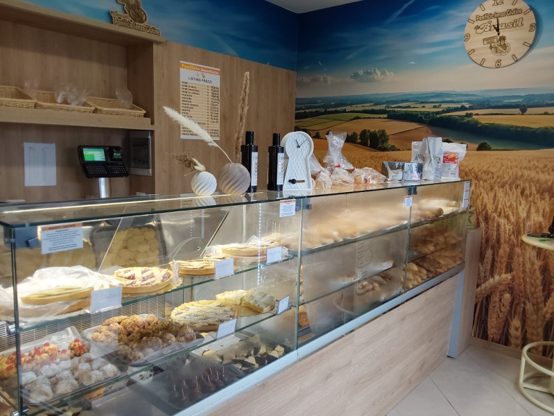 Un panificio con una vetrina e un orologio sul muro.